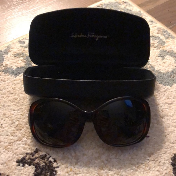 Salvatore ferragamo sunglasses - Picture 2 of 8